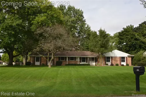915 Ironstone Dr, Rochester Hills, MI 48309