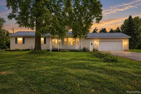 7106 Lake Rd, Montrose, MI 48457