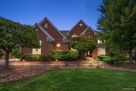24060 Broadmoor Park Ln, Novi, MI 48374