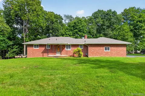 26710 La Muera St, Farmington Hills, MI 48334