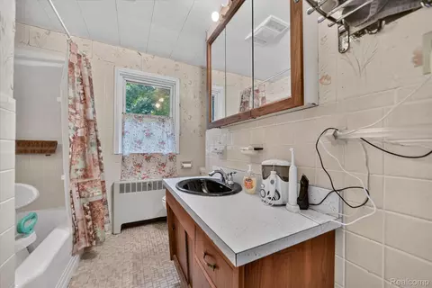 Bath - 1730 Haslett Rd, Meridian, MI 48840 photo 2 of 3