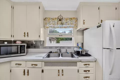 Kitchen - 1730 Haslett Rd, Meridian, MI 48840 photo 2 of 5