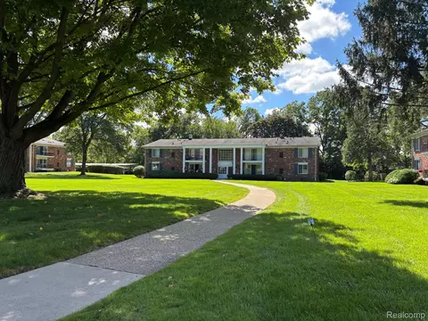448 Fox Hills Dr S #2, Bloomfield Township, MI 48304