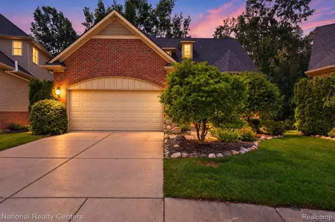 5590 River Park Dr, Waterford, MI 48327