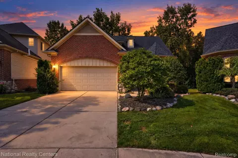 5590 River Park Dr, Waterford, MI 48327