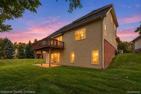 5590 River Park Dr, Waterford, MI 48327