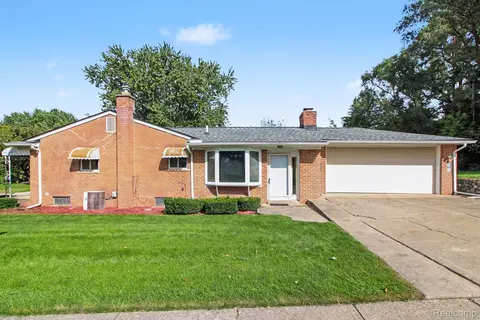 1085 Queen Ct, Milford, MI 48381