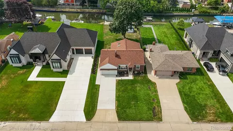22510 Ardmore Park Dr, Saint Clair Shores, MI 48081