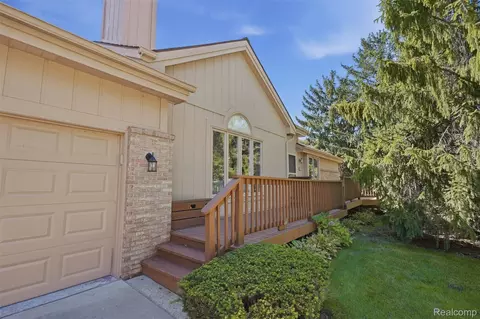 21895 River Ridge Trl, Farmington Hills, MI 48335