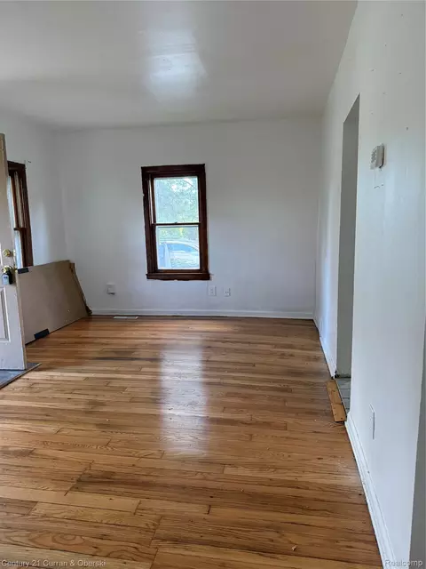 Living - 8126 Pardee Rd, Taylor, MI 48180 photo 2 of 3