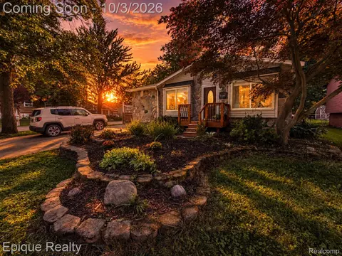 1153 Bangor Rd, Waterford, MI 48328