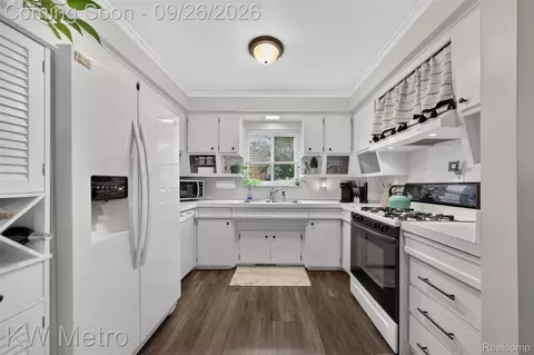 Kitchen - 348 Evelyn Ave, Hazel Park, MI 48030 photo 1 of 2