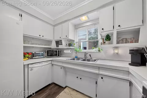 Kitchen - 348 Evelyn Ave, Hazel Park, MI 48030 photo 2 of 2