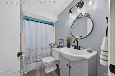 Bath - 348 Evelyn Ave, Hazel Park, MI 48030 photo 1 of 2