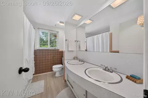 Bath - 348 Evelyn Ave, Hazel Park, MI 48030 photo 2 of 2