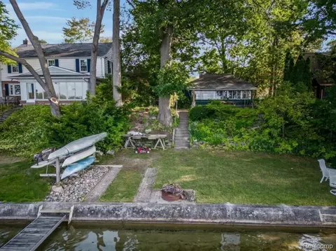 4324 S Shore St, Waterford, MI 48328