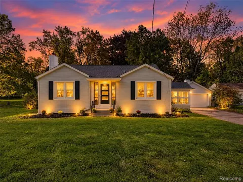 1493 Merry Rd, Waterford, MI 48328