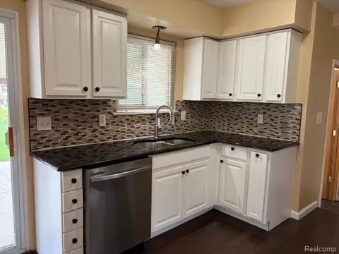 Kitchen - 9840 William St, Taylor, MI 48180 photo 2 of 5
