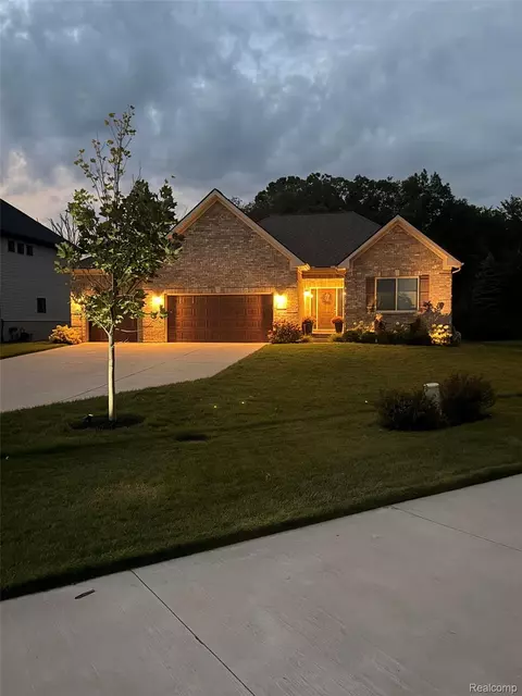 3073 Waldon Meadows Dr, Lake Orion, MI 48359