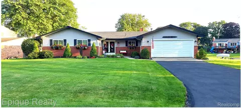 3278 Schoolhouse Dr, Waterford, MI 48329