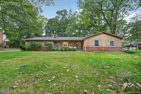 9780 Daleview Dr, Green Oak, MI 48178