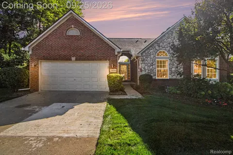 3806 Arbor Dr, Auburn Hills, MI 48326