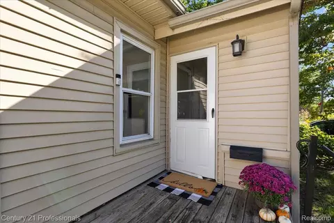 Exterior - 595 E Drayton St, Ferndale, MI 48220 photo 1 of 6