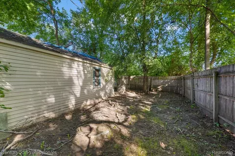 Exterior - 595 E Drayton St, Ferndale, MI 48220 photo 5 of 6
