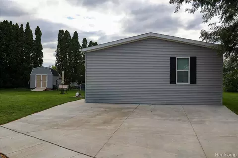79 Woodridge Ct, White Lake, MI 48386