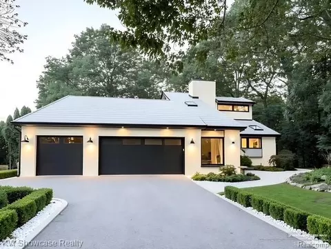 1510 Milford Hills Dr, Milford, MI 48381