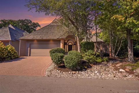 20 Scenic Oaks Dr N, Bloomfield Hills, MI 48304