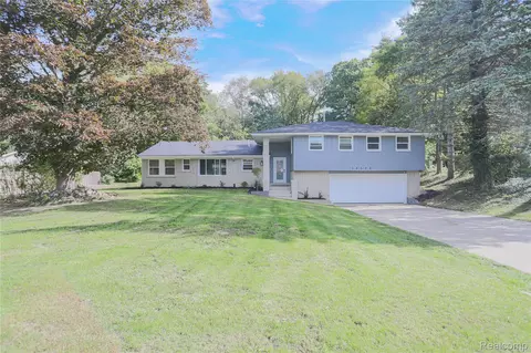 38598 Applewood St, Clinton Township, MI 48036
