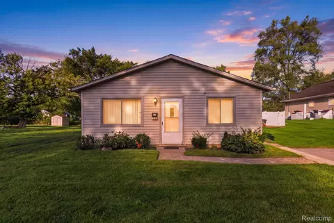 238 Seward St, Pontiac, MI 48342
