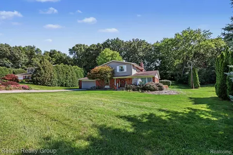 2553 Yorkshire Lane Ln, Bloomfield Hills, MI 48302