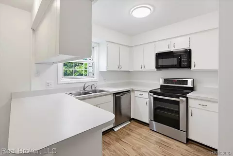 Kitchen - 8320 Hillpoint Dr, Brighton, MI 48116 photo 2 of 3