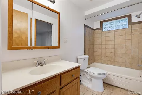 Bath - 8320 Hillpoint Dr, Brighton, MI 48116 photo 4 of 6