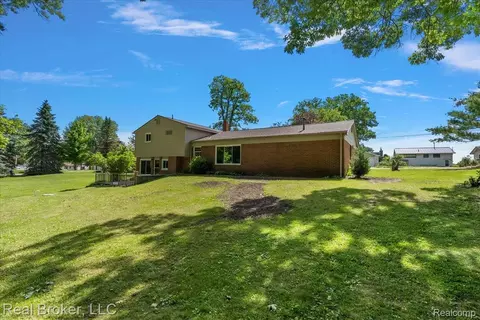 Exterior - 8320 Hillpoint Dr, Brighton, MI 48116 photo 9 of 11