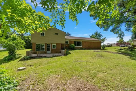 Exterior - 8320 Hillpoint Dr, Brighton, MI 48116 photo 7 of 11