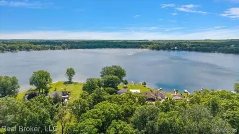 View/Area - 8320 Hillpoint Dr, Brighton, MI 48116 photo 6 of 10