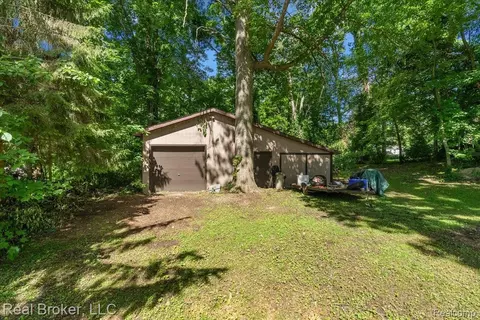 Exterior - 8320 Hillpoint Dr, Brighton, MI 48116 photo 10 of 11
