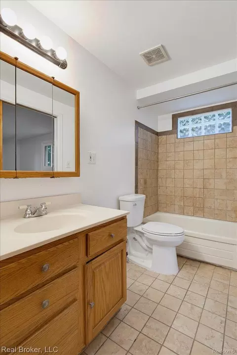 Bath - 8320 Hillpoint Dr, Brighton, MI 48116 photo 5 of 6