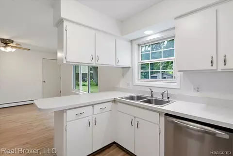 Kitchen - 8320 Hillpoint Dr, Brighton, MI 48116 photo 3 of 3