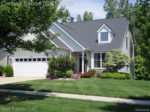 4018 Hillsdale Dr, Auburn Hills, MI 48326
