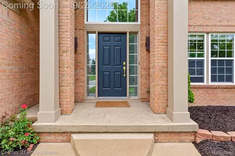 Exterior - 49385 Central Park E, Shelby Township, MI 48317 photo 4 of 6