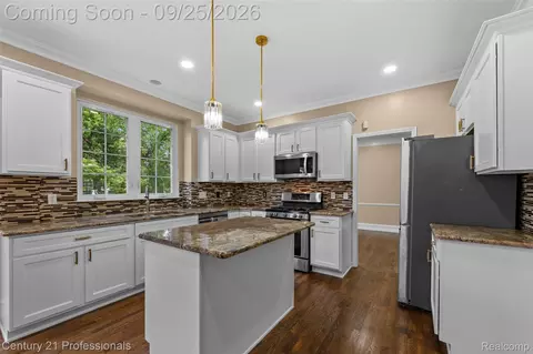 Kitchen - 49385 Central Park E, Shelby Township, MI 48317 photo 2 of 3