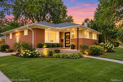 24601 Ridgedale St, Oak Park, MI 48237