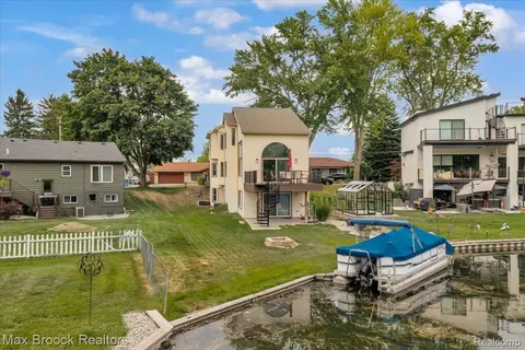 1025 Otter Ave, Waterford, MI 48328