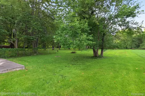 Exterior - 19064 Toepfer Dr, Eastpointe, MI 48021 photo 4 of 5