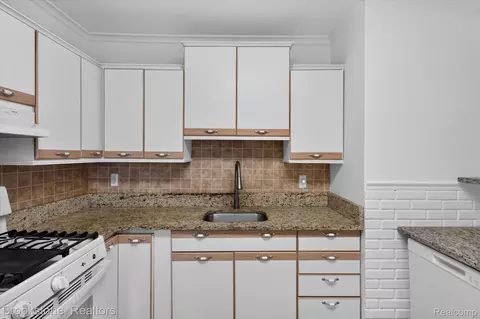 Kitchen - 19064 Toepfer Dr, Eastpointe, MI 48021 photo 1 of 2