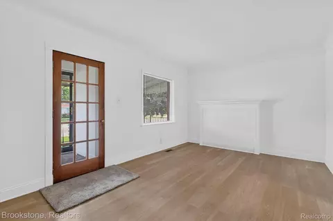 Living - 19064 Toepfer Dr, Eastpointe, MI 48021 photo 2 of 4